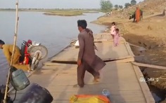 Người đàn ông chạy xe máy lên thuyền, lao thẳng xuống sông