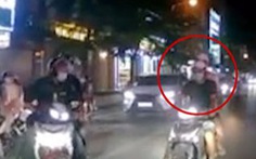 Chạy xe máy kiểu 'bố đời', chặn đầu ôtô bị cảnh sát tuýt còi
