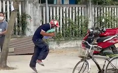 Người đàn ông nhảy chân sáo khi nhận được 5kg gạo từ thiện