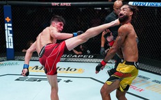 Võ sĩ UFC tung cú đá 'lốc xoáy' hạ gục đối thủ