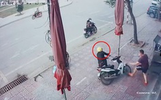 Tên trộm xe máy ngã sấp mặt khi bị chủ nhà rượt