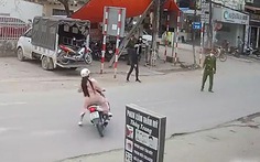 Cô gái hốt hoảng drift xe máy 90 độ khi thấy công an
