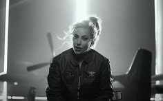 Lady Gaga 'bụi bặm' trong MV bom tấn 'Top Gun Maverik'