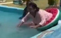 Cô gái hú hồn khi đeo phao nhảy xuống hồ bơi