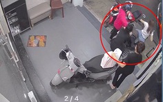 3 cô gái khổ sở khi dắt xe máy xuống đường