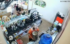 Nữ nhân viên bối rối khi làm đổ thùng trà sữa