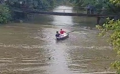 2 chàng trai chèo thuyền bị sóng xuồng máy đánh ngã xuống sông