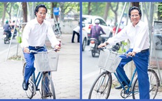 Xem ảnh Chế Linh đạp xe, uống trà vỉa hè trong tiết thu Hà Nội