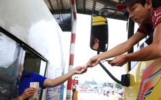 CSGT Đồng Nai mời tài xế đưa tiền lẻ tại trạm BOT lên làm việc