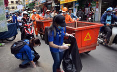 Sinh viên tham gia dọn rác trong sự kiện ‘Sạch hơn nhé Sài Gòn’