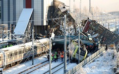 Xe lửa cao tốc bật đè cầu vượt ở Thổ Nhĩ Kỳ, 7 người thiệt mạng