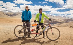 Người mù đạp xe trên dãy Himalaya