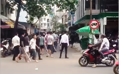 Hàng chục người cầm gậy náo loạn đường phố Sài Gòn