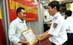 Phóng viên Tuổi Trẻ nhận giấy khen của cảnh sát biển Việt Nam