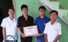 Tặng giấy khen thanh niên cứu người trong bão số 9