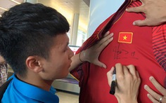 Hà Nội: áo của tuyển Việt Nam 500.000 đồng bán hết sạch