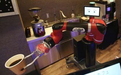 Robot pha cà phê trong tiệm mới khai trương tại Tokyo