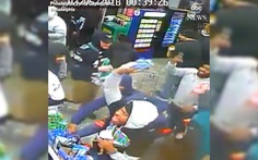 Video nhóm cổ động viên Mỹ vừa cướp vừa đập phá tanh bành một cửa hàng