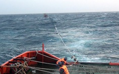 Cảnh sát biển vượt sóng to cứu 9 ngư dân gặp nạn