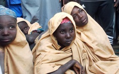 Rơi nước mắt cảnh đón 76 nữ sinh được khủng bố trả tự do