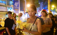 Bạn trẻ Sài Gòn xếp hàng mua sữa tươi trân châu vỉa hè