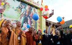 Hàng nghìn người dự Đại lễ Phật đản tại Việt Nam Quốc tự