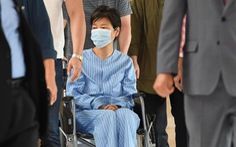 Cựu tổng thống Hàn Quốc ra tù đi... chữa bệnh đau lưng