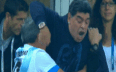Maradona giơ ngón tay thối sau chiến thắng của Argentina