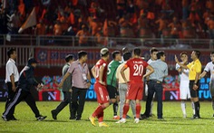 HLV Nguyễn Minh Phương lao vào sân phản ứng trọng tài