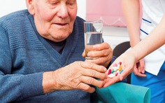 Thận trọng khi sử dụng thuốc cho người cao tuổi