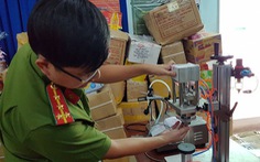 Hàng ngàn chai nước hoa giả 'phù phép' từ hóa chất Trung Quốc