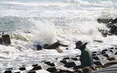 Quảng Ngãi: sóng hất 2 ngư dân xuống biển, 1 người mất tích