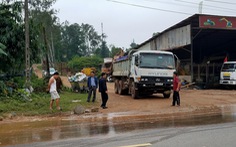 Dân chặn xe tải vì để bùn đất rơi đầy đường
