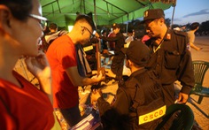 Cổ động viên phải 'bỏ hết' trước khi vào sân Mỹ Đình