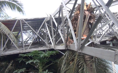 Video: Biển quảng cáo nặng 10 tấn ngã đè sập nhà người dân