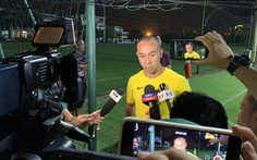 HLV và cầu thủ Malaysia làm lơ truyền thông Việt Nam
