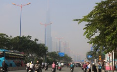 Sương mù bao phủ TP.HCM, các tòa nhà cao tầng 'biến mất'