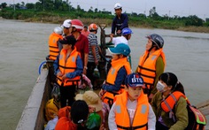 Trang bị áo phao cho khách đi đò sông Trà Khúc sau tai nạn chết người