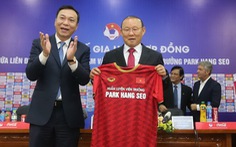 Ký hợp đồng mới, VFF và HLV Park Hang Seo cảm ơn bầu Đức