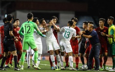 Phút 73, cầu thủ 2 bên lao vào nhau, ông Park kéo áo Tiến Linh lại