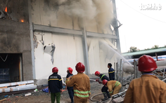 Video: Kho chứa hàng cao 4 tầng của công ty bánh kẹo cháy lớn