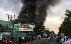 Khói lửa cuồn cuộn ở công ty sản xuất bánh kẹo trong KCN Sóng Thần