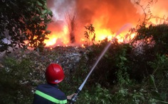 Bãi rác 3.000m2 trong khu dân cư bốc cháy dữ dội