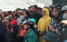 Trực tiếp: Hàng ngàn người dân đội mưa nghe tuyên án vụ 'giết nữ sinh giao gà'
