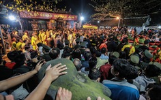 2.000 nhân viên an ninh trắng đêm với hàng nghìn người xin ấn đền Trần
