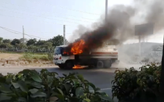 Xe bồn chở xăng bốc cháy dữ dội trên Xa lộ Hà Nội