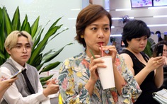 'Sao' Việt dùng ống hút bột gạo uống trà sữa ở Sài Gòn