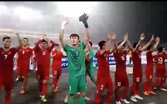 Tuyển thủ U23 Việt Nam chạy ra đường biên cảm ơn khán giả