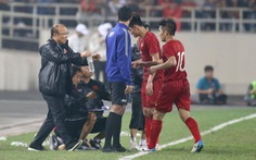 Video HLV Park Hang Seo đến bắt tay, ôm các cầu thủ U23 Việt Nam sau chiến thắng trước Thái Lan