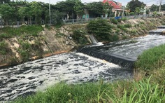 Nước kênh ô nhiễm từ Long An chảy sang Bình Chánh, TP.HCM